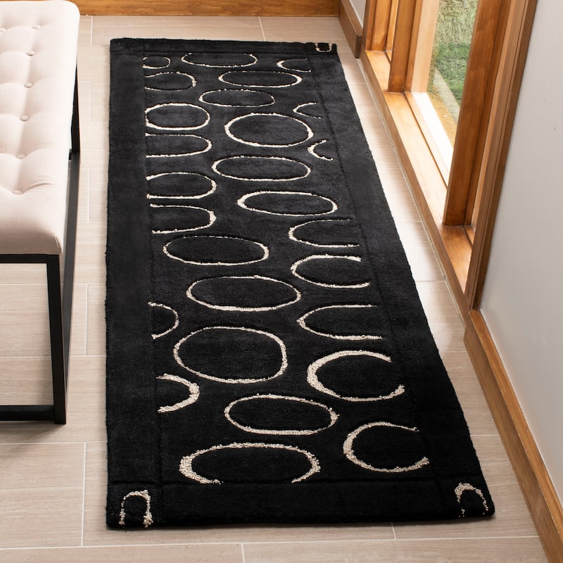 SAFAVIEH Handmade Soho Magen N.Z. Wool Rug - 2'6" x 8' Runner - Black/Ivory