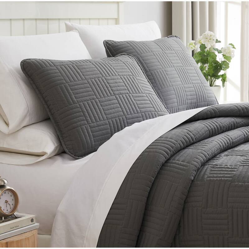 Southshore Fine Linens 3-peice Solid Grid Quilt and Sham Set