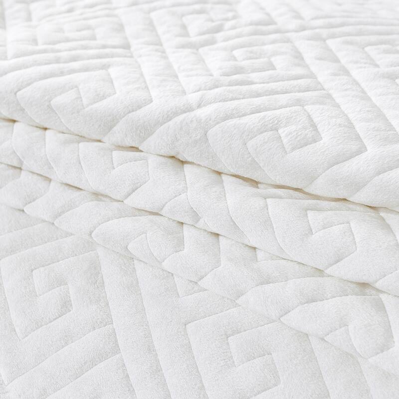 Plush Poly-Velvet Quilt Set Geometric Pattern Quilted Bedspread with Ruffles