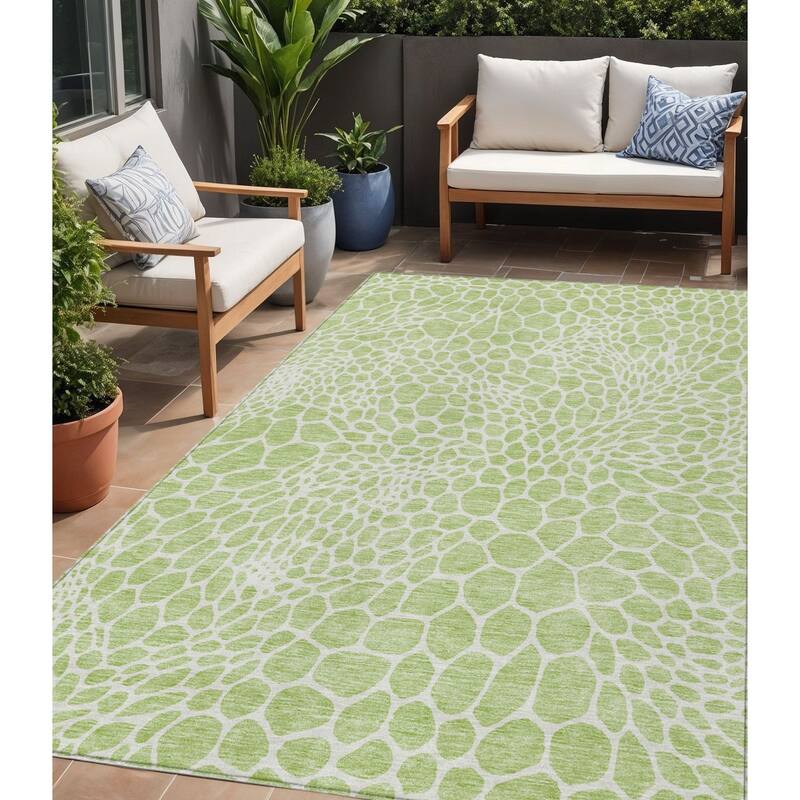 HomeRoots Geometric Transitional Rectangle Outdoor Rug - 5' X 8'