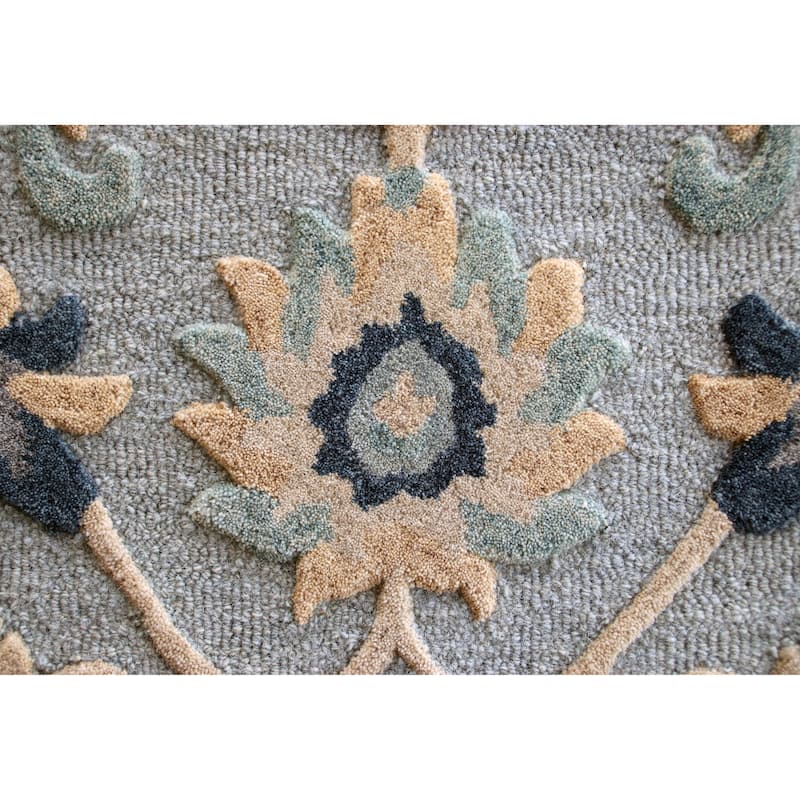 Sevita Lilly Farmhouse Damask Gray/Beige Handmade Wool Indoor Area Rug