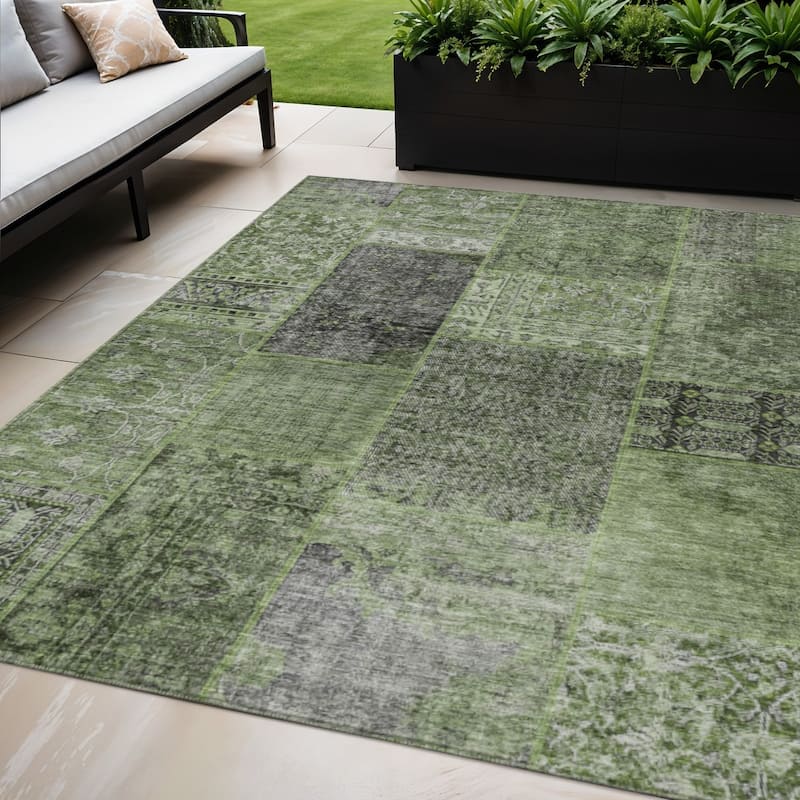 HomeRoots Patchwork Transitional Rectangle Outdoor Rug - 5' X 8'