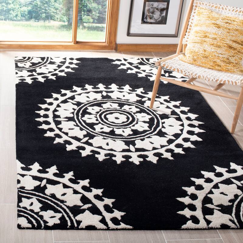 SAFAVIEH Handmade Soho Paola Medallion N.Z. Wool Rug - 5' x 8' - Black/Ivory