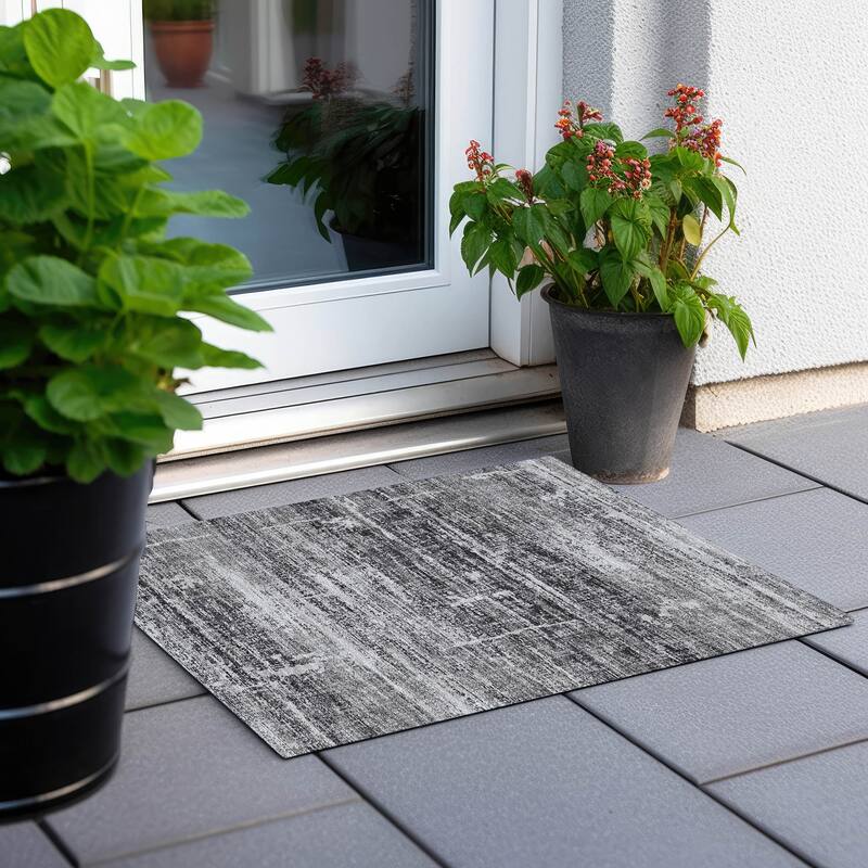 Machine Washable Indoor/ Outdoor Chantille Solid Ombre Rug - Black - 1'8" x 2'6"