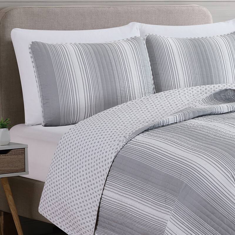 Luxurious Striped Microfiber Quilt Set With Shams