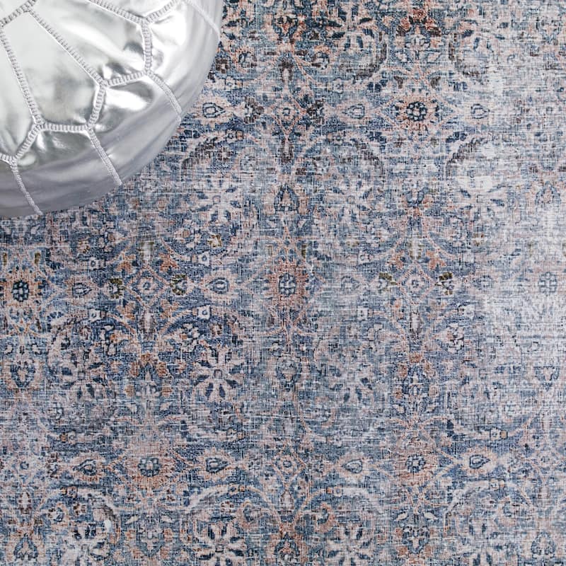 SAFAVIEH Tucson Machine Washable Slip Resistant Daisey Traditional Rug