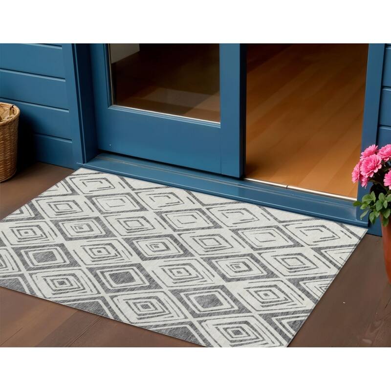 HomeRoots Geometric Transitional Rectangle Outdoor Rug - 3' x 5'