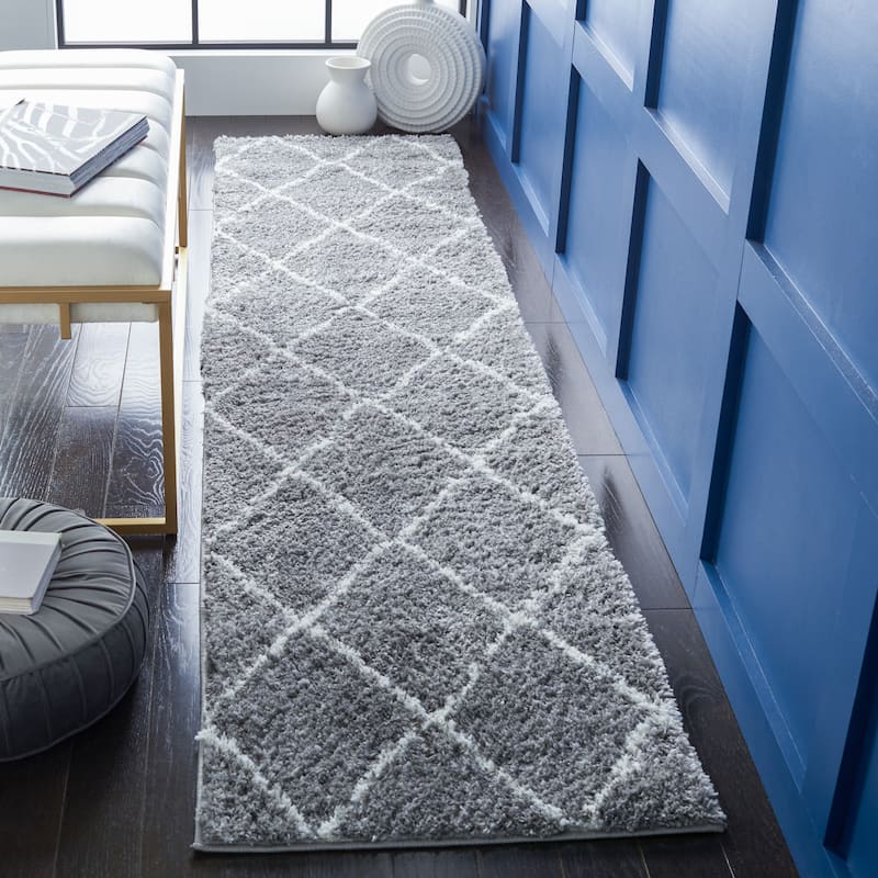 SAFAVIEH August Shag Todorka Trellis 1.26-inch Thick Rug - 2'2" x 9' Runner - Light Grey/Ivory