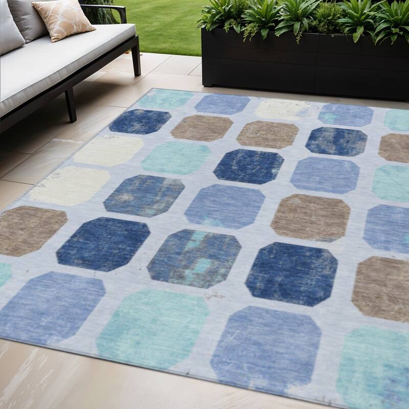 HomeRoots Geometric Transitional Rectangle Outdoor Rug - 5' X 8'
