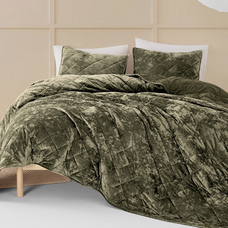 Wonderful Diamond Velvet 3 Piece Quilt Set