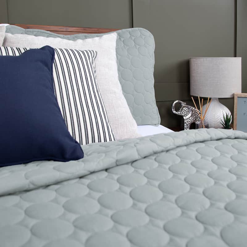 Vilano Ultra-Soft Lightweight 3-piece Quilt and Sham Set