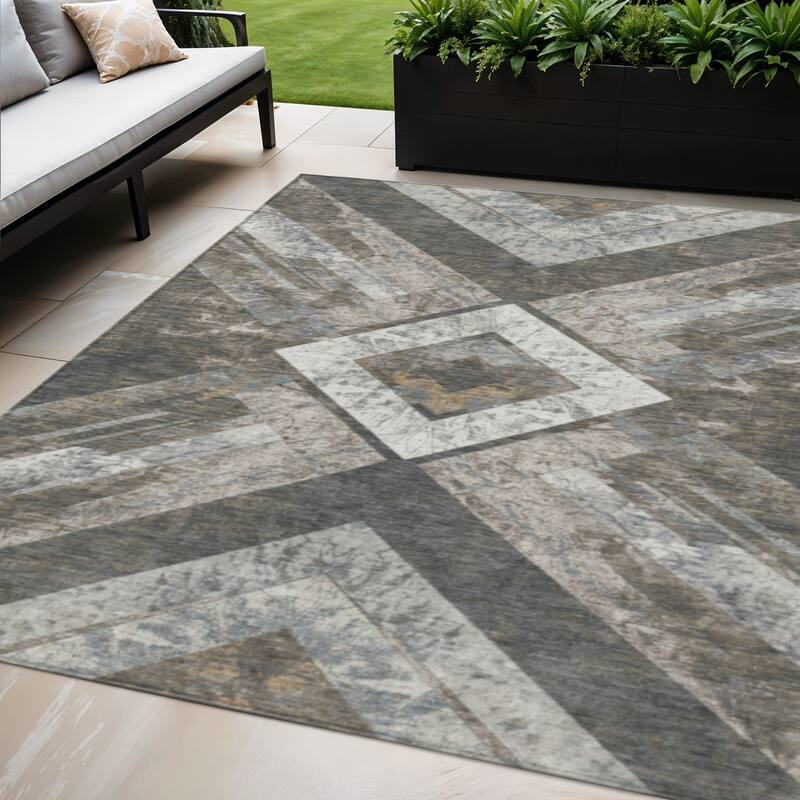HomeRoots Geometric Transitional Rectangle Outdoor Rug - 5' X 8'