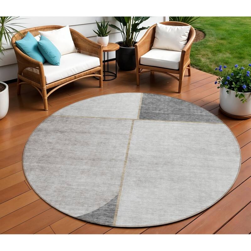 HomeRoots Abstract Transitional Rectangle Outdoor Rug - 8' Round