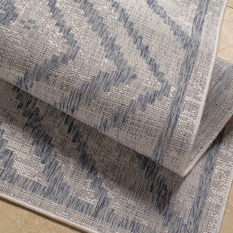 Livabliss Corina Diamond Chevron Indoor/ Outdoor Area Rug
