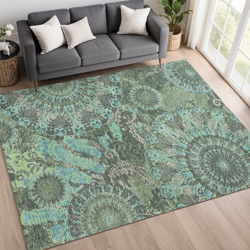 Machine Washable Indoor/ Outdoor Traditional Pinwheel Chantille Rug