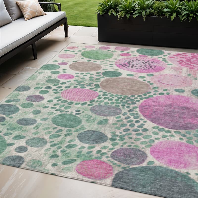 HomeRoots Geometric Transitional Rectangle Outdoor Rug - 5' X 8'