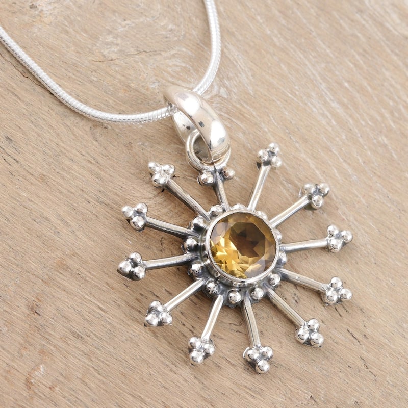 Handmade Sunshine Daze Sunburst Womens Pendant Sterling Silver Necklace (India)