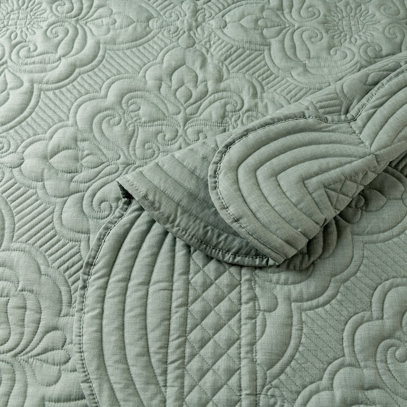 Wholinens 3 Piece Scalloped Edge Floral Bedspread Quilt Set