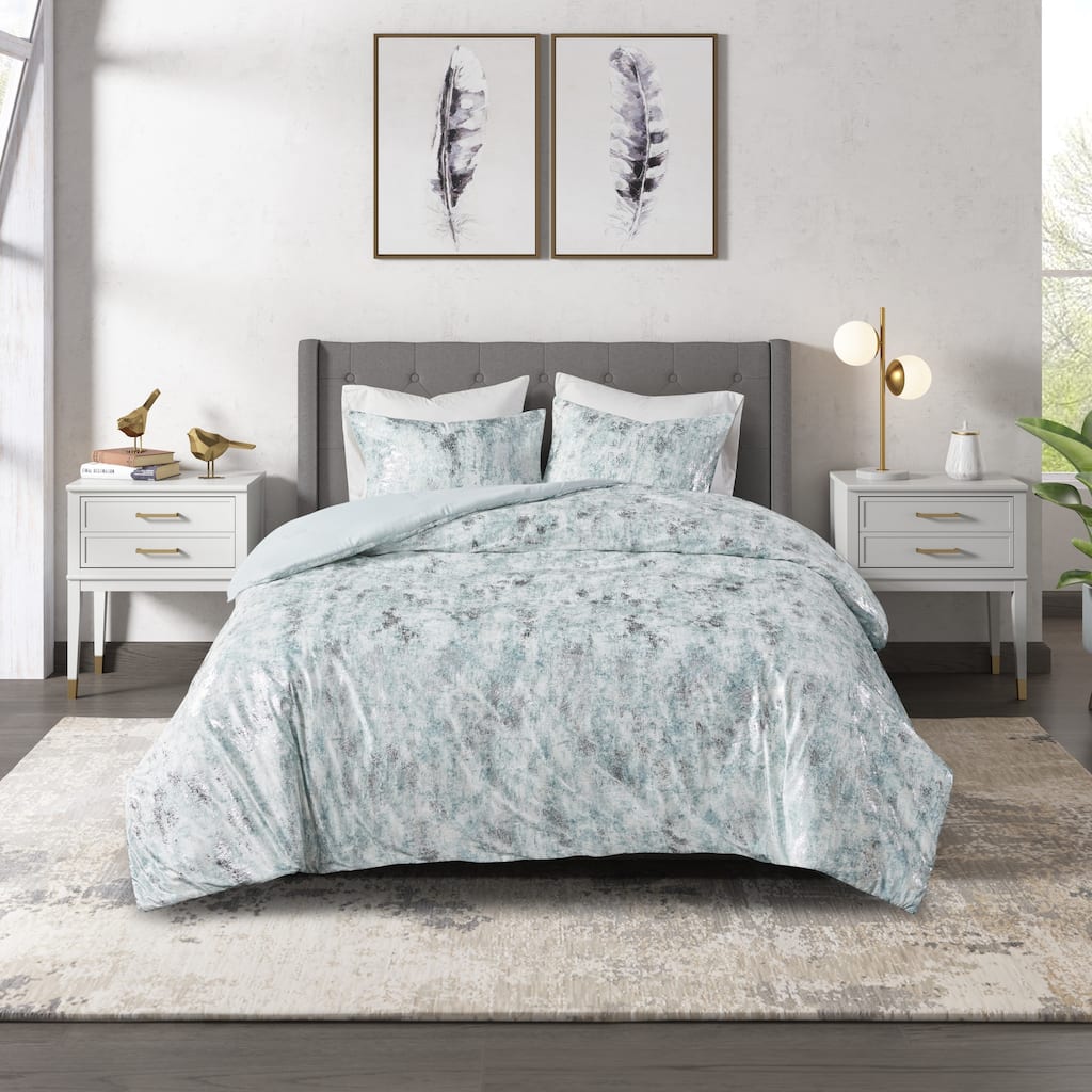 CosmoLiving Pearl Metallic Printed Velvet Comforter Set
