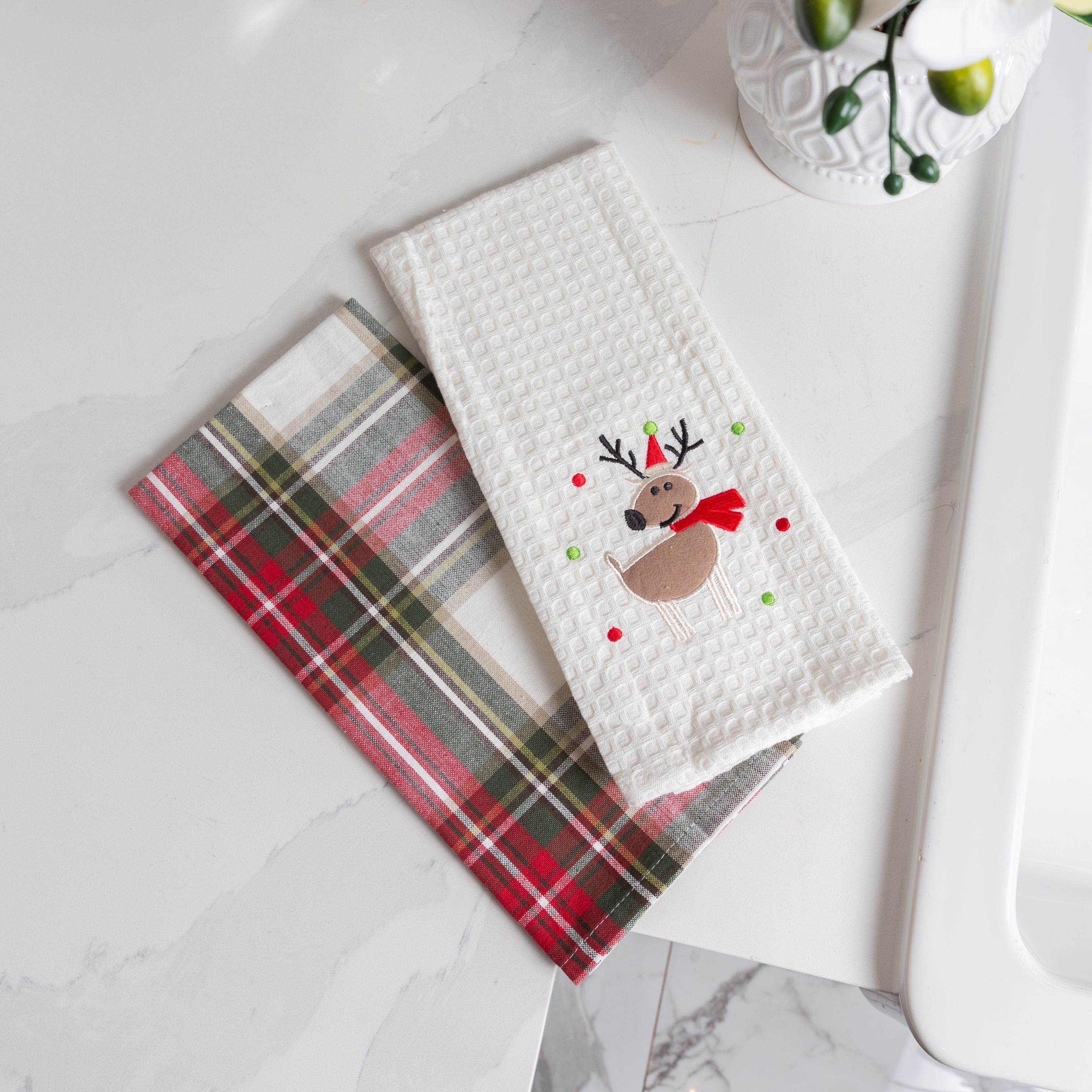https://ak1.ostkcdn.com/images/products/is/images/direct/e9b9906c4254d83ef8d2f90e4a35b84aff422d41/Fabstyles-Celebration-Plaid-Reindeer-Set-of-2-Cotton-Kitchen-Towel.jpg