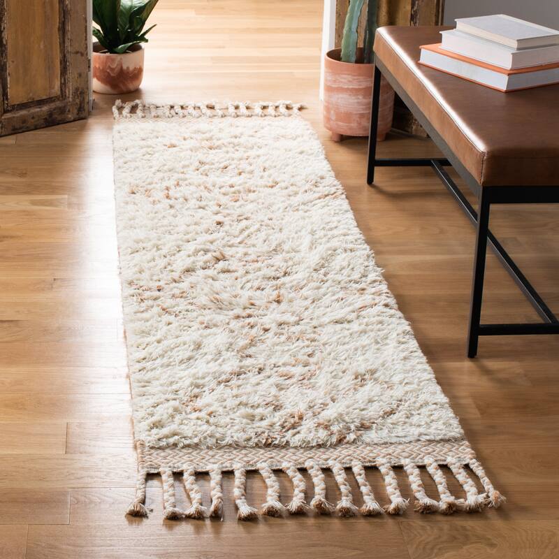 SAFAVIEH Handmade Casablanca Shag Immacolata Tribal Wool Rug - 2'3" x 8' Runner - Rust/Ivory