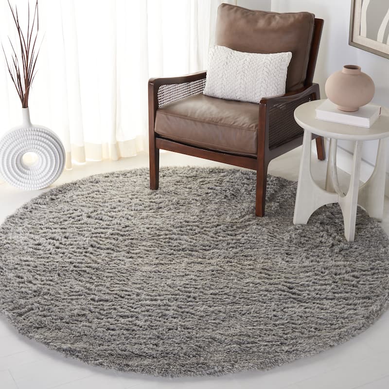SAFAVIEH Handmade Casablanca Shag Valdis Wool Rug - 6' Round - Grey