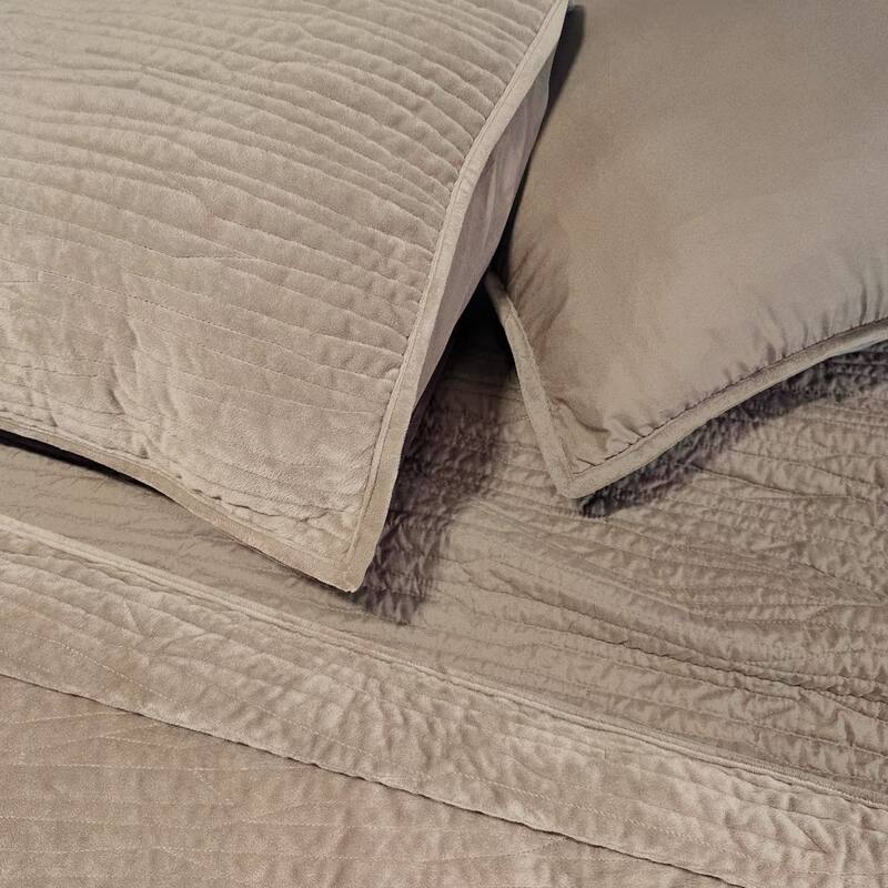 Wonderful Velvet 3 Piece Quilt Set