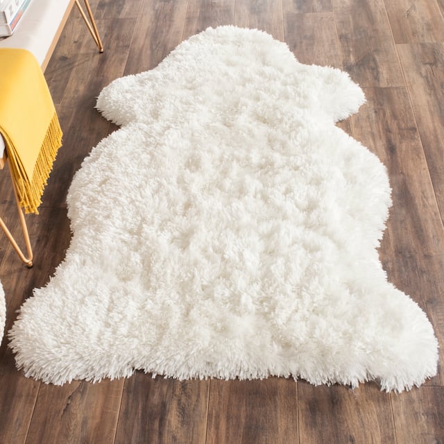 SAFAVIEH Handmade Arctic Shag Guenevere 3-inch Extra Thick Rug - 3' x 5' Scallop - Ivory