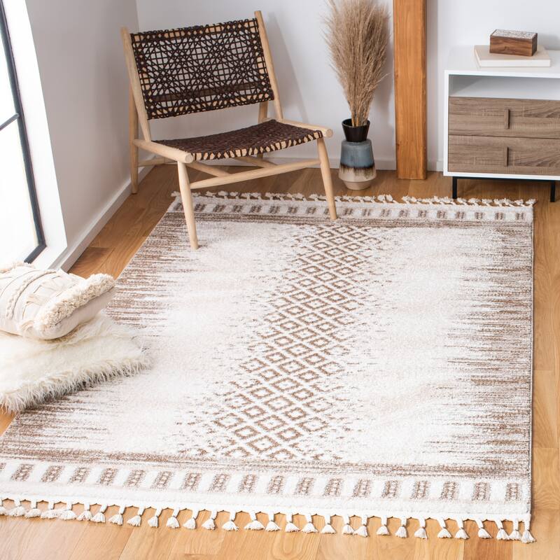 SAFAVIEH Moroccan Tassel Shag Bozhana 0.75-inch Thick Rug - 5'5" x 7'7" - Ivory/Beige