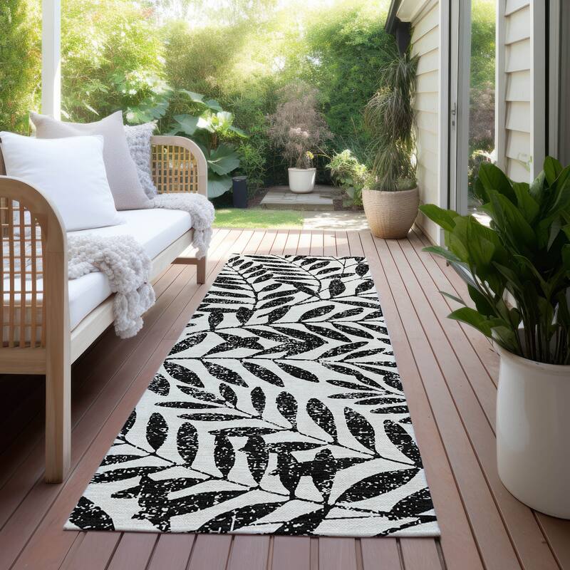 Machine Washable Indoor/ Outdoor Chantille Palm Rug - Black - 2'3" x 7'6"
