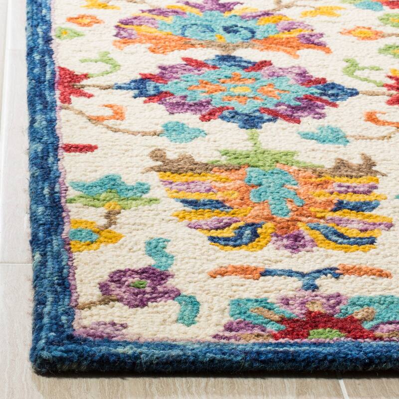 SAFAVIEH Handmade Aspen Agatha Boho Tribal Wool Rug On Sale Bed