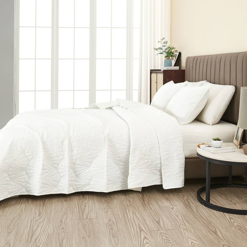 Premium Geometric Pinsonic Microfiber Quilt Set With Shams