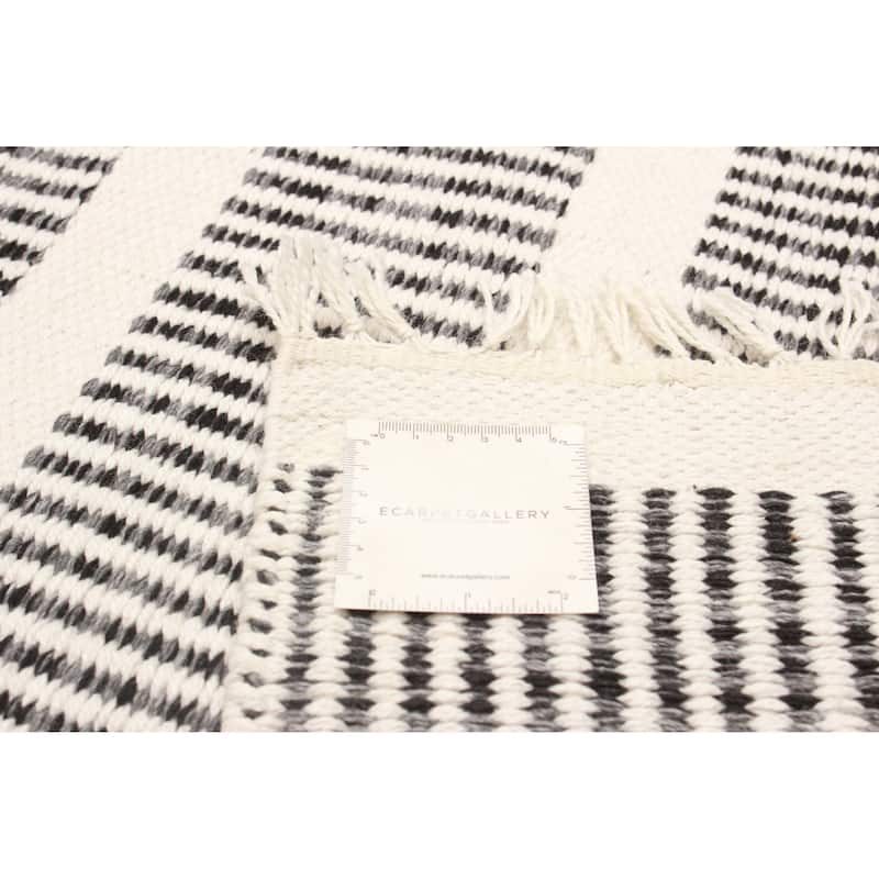 Sienna Black, White Rug 5'3" x 7'7" - 5'3 x 7'7