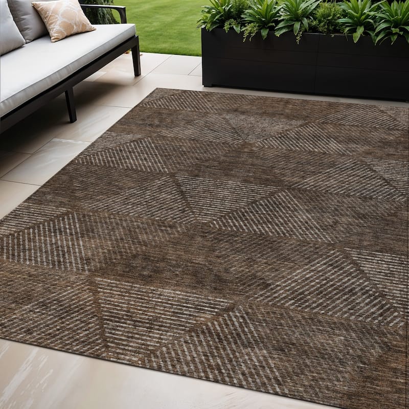 HomeRoots Geometric Transitional Rectangle Outdoor Rug - 5' X 8'