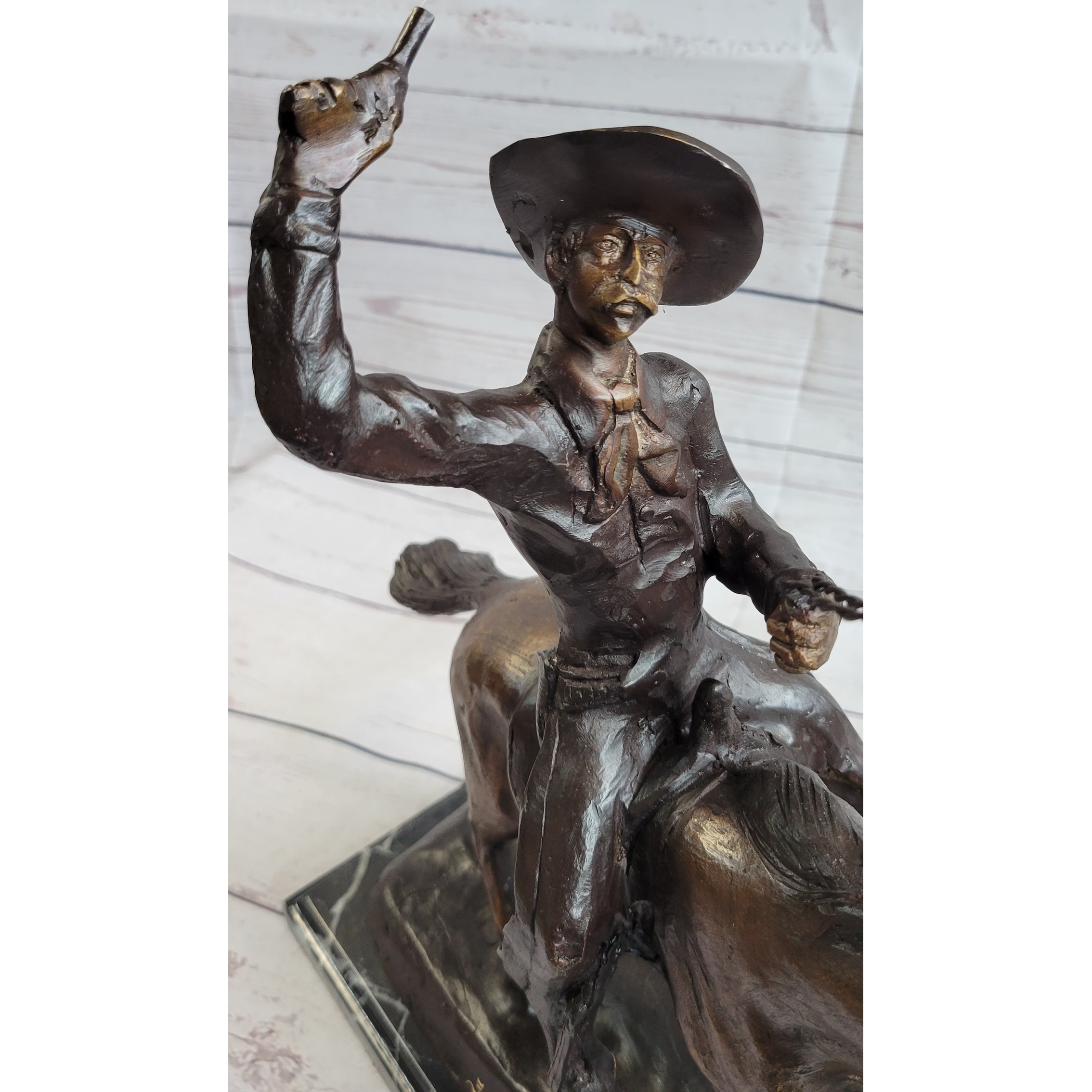 【ブロンズ調】Frederic Remington カウボーイ像 彫像 ブロンズ調】Frederic Remington カウボーイ像 彫像 - メルカリ