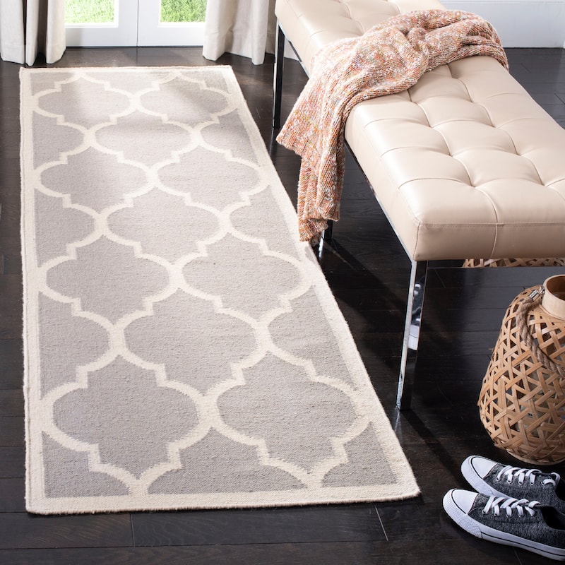 SAFAVIEH Handmade Flatweave Dhurries Anniina Modern Moroccan Wool Rug - 2'6" x 8' Runner - Dark Grey/Ivory