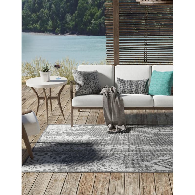 Outdoor Ogooplario Collection Area Rug