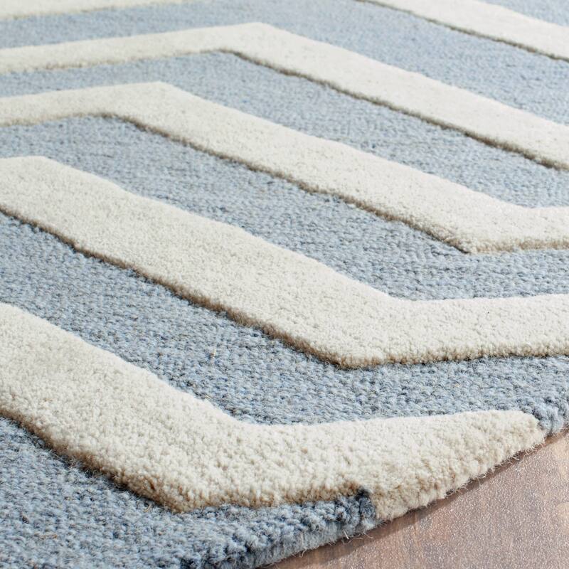 SAFAVIEH Handmade Cambridge Terttu Chevron Wool Rug