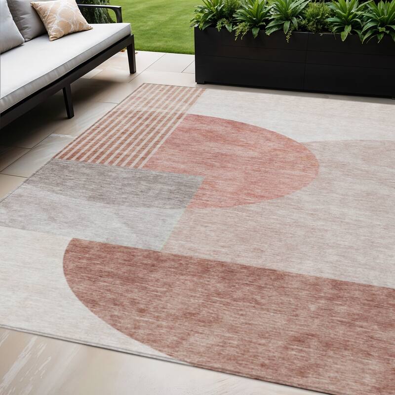 HomeRoots Geometric Transitional Rectangle Outdoor Rug - 5' X 8'