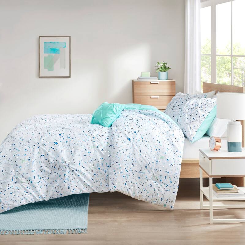Intelligent Design Lara Metallic Printed and Pintucked Duvet Cover Set