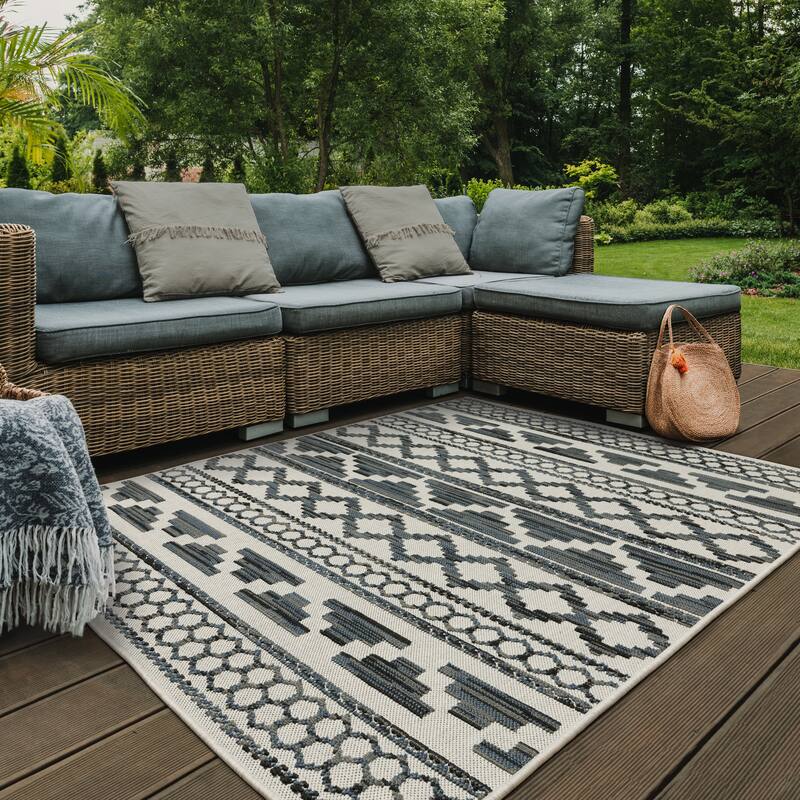 Vista Home Talcot Geometric Tribal Grey/ Teal Indoor-Outdoor Area Rug - 6'7" X 9'2"