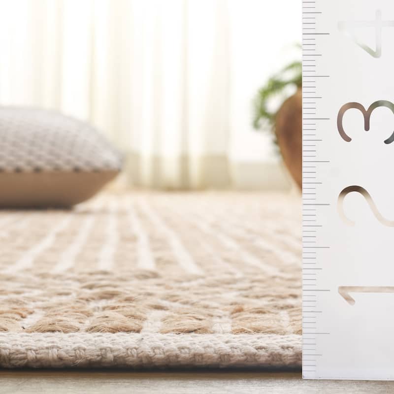 SAFAVIEH Hand-Woven Wolfgard Bohemian & Eclectic Jute Rug