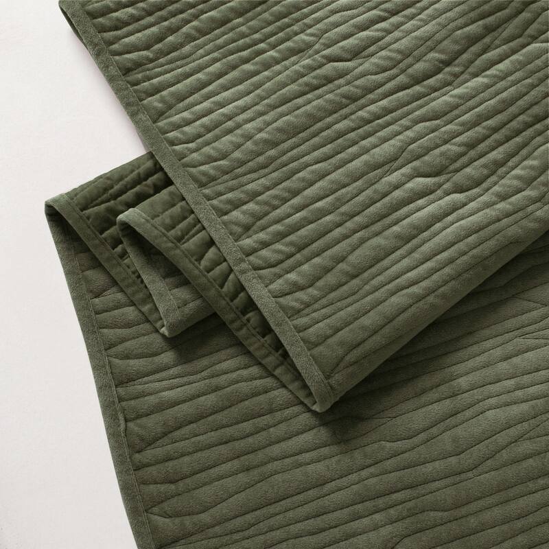 Wonderful Velvet 3 Piece Quilt Set