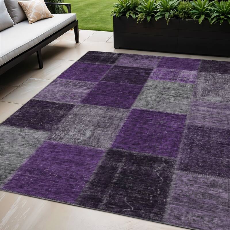 HomeRoots Patchwork Transitional Rectangle Outdoor Rug - 5' X 8'