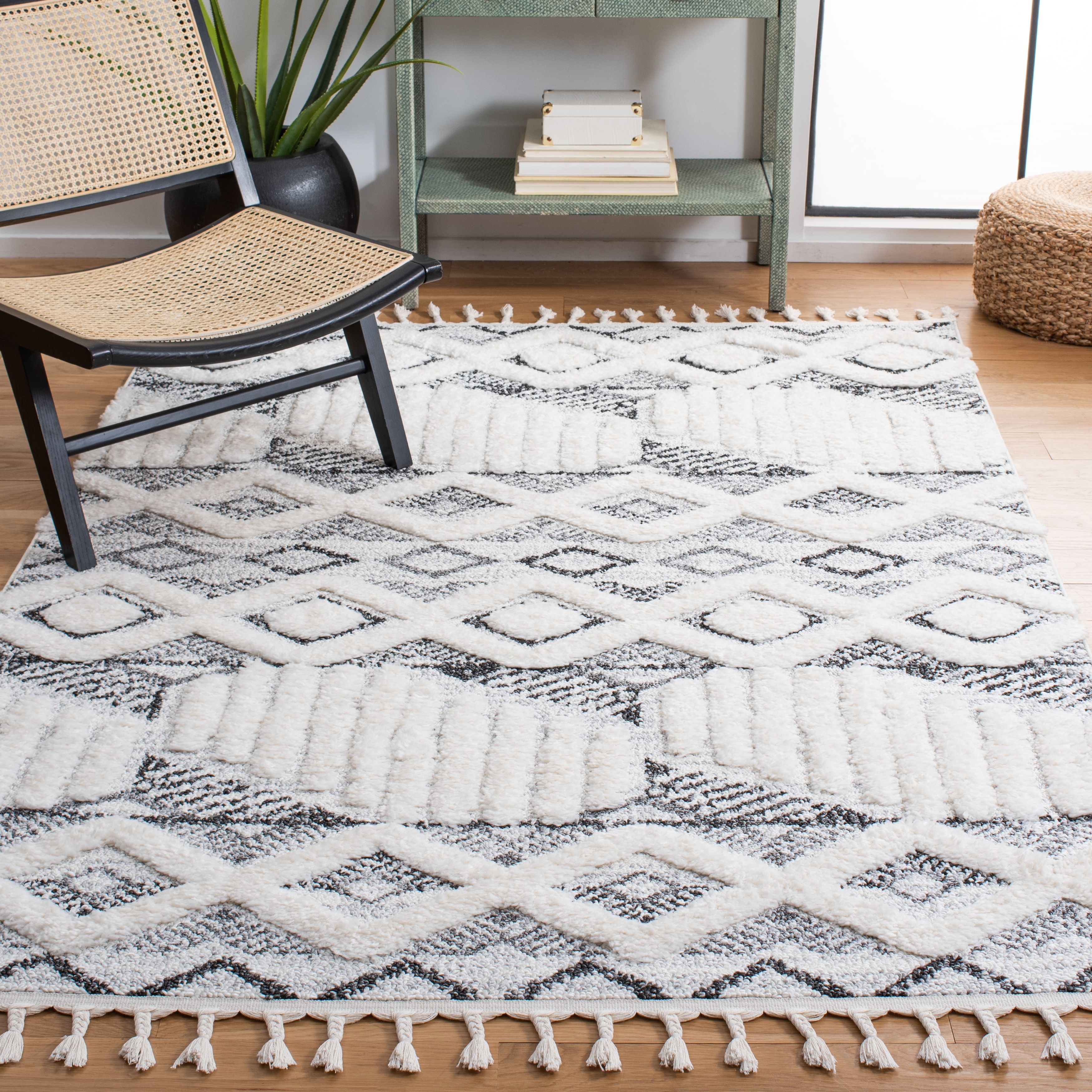 SAFAVIEH Moroccan Tassel Shag Margarite 2-inch Thick Rug