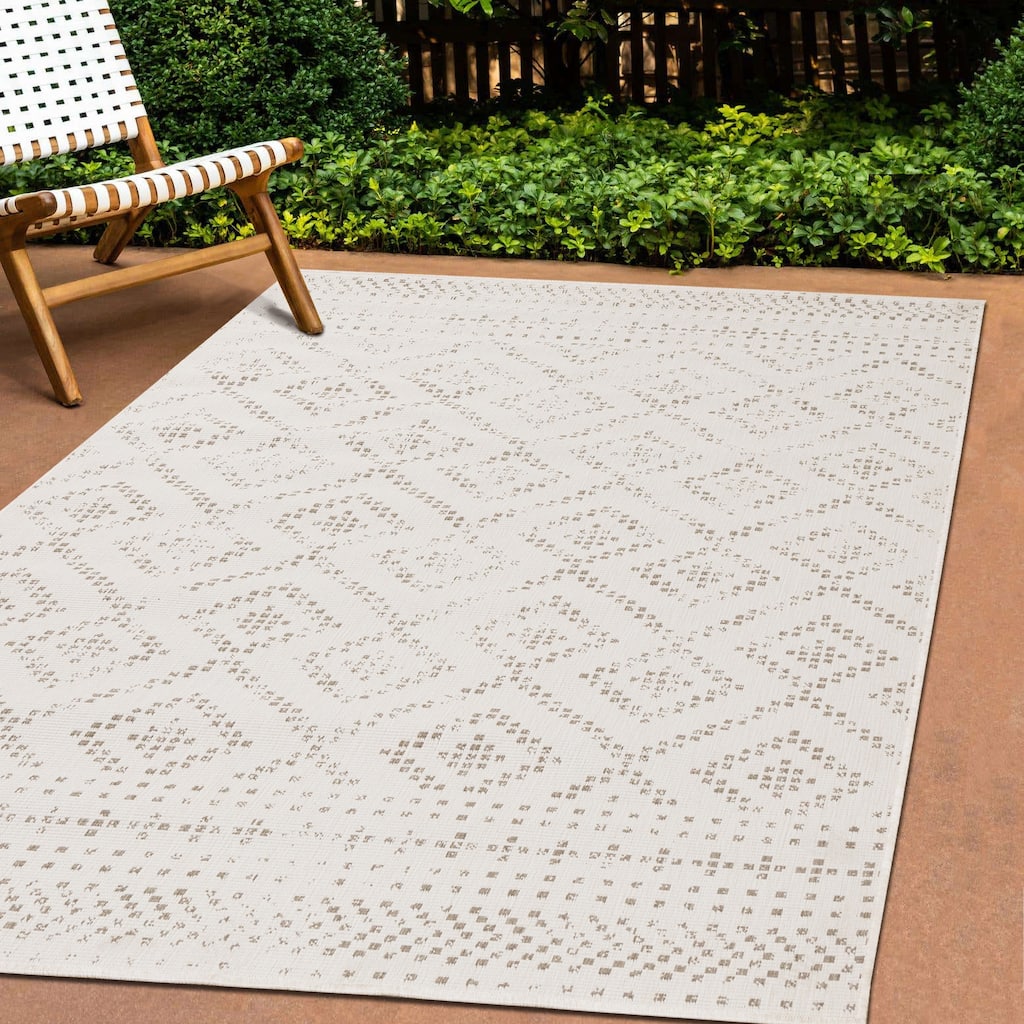 Beige Cream Reversible Diamonds Indoor/Outdoor Area Rug.