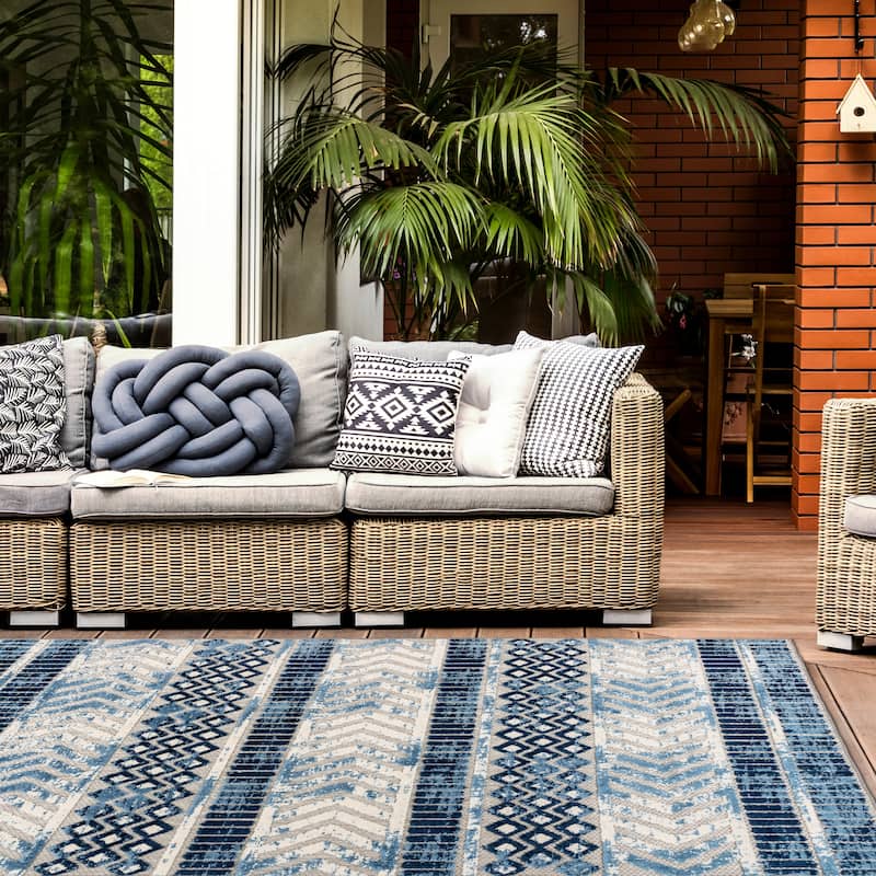 World Rug Gallery Distressed Geometric Indoor/Outdoor Area Rug