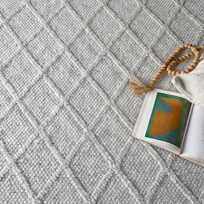 EXQUISITE RUGS Brentwood Handwoven Wool/Viscose Ivory Area Rug.