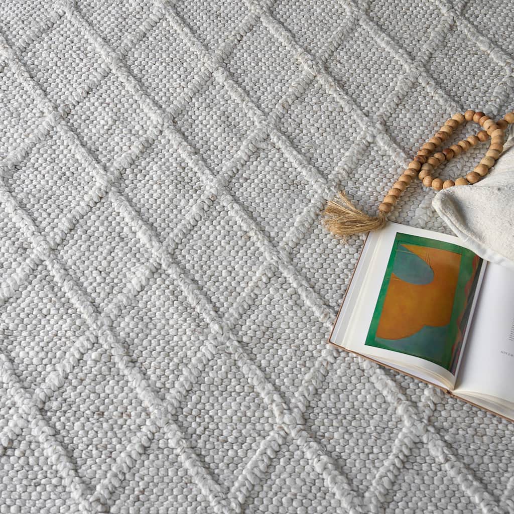 EXQUISITE RUGS Brentwood Handwoven Wool/Viscose Ivory Area Rug.
