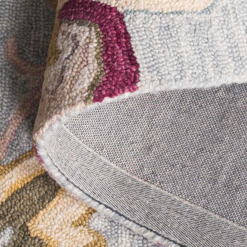 SAFAVIEH Handmade Blossom Katerinka Wool Rug